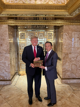 ２３日、ニューヨークのトランプタワーで会談する自民党の麻生太郎副総裁（右）とトランプ前米大統領（トランプ氏陣営提供・時事）