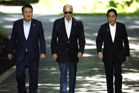 岸田文雄首相（右端）とバイデン米大統領（中央）、韓国の尹錫悦大統領＝２０２３年８月、米ワシントン近郊のキャンプデービッド（ＡＦＰ時事）