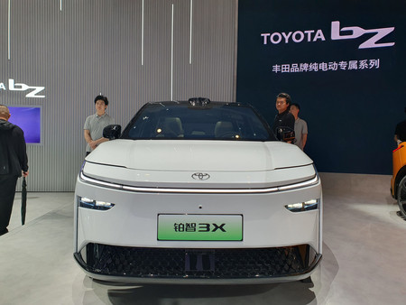 北京モーターショーで公開されたトヨタ自動車の電気自動車（ＥＶ）＝２５日、北京