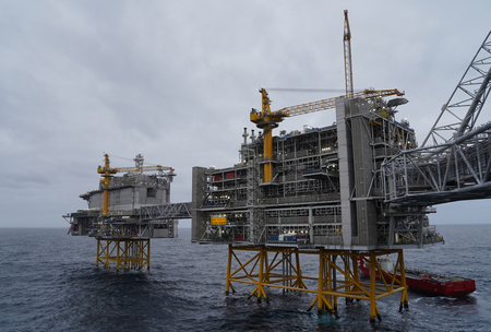 ノルウェー・スタバンゲル沖合の北海で操業する石油掘削施設＝２０１９年１２月（ＡＦＰ時事）