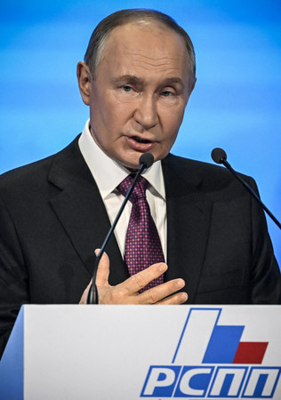 ２５日、モスクワで開かれたロシア産業家企業家連盟の会合で演説するプーチン大統領（ＡＦＰ時事）