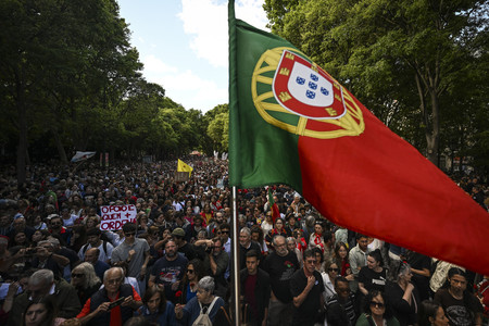 ２５日、ポルトガルの首都リスボンで、「カーネーション革命」から５０年を祝う市民ら（ＡＦＰ時事）