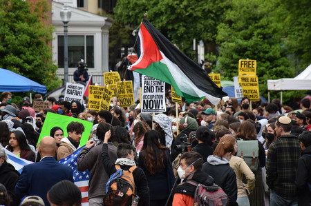 ２５日、米首都ワシントンのジョージワシントン大で、イスラエルのパレスチナ自治区ガザ攻撃に抗議する学生ら