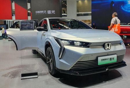 北京国際モーターショーで展示中のホンダの電気自動車（ＥＶ）。当面は割引価格で販売する＝２６日、北京