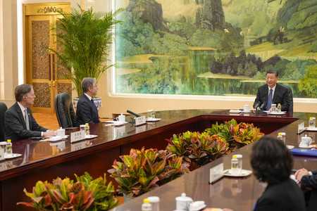 ２６日、北京で会談するブリンケン米国務長官（左から２人目）と習近平国家主席（同３人目）（ＡＦＰ時事）