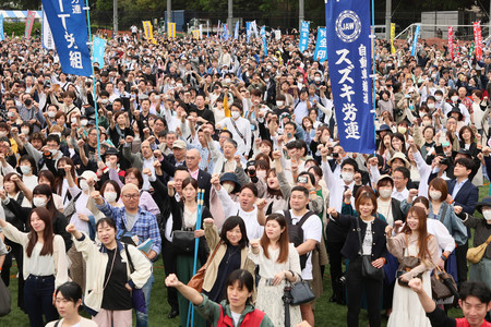 メーデー中央大会で気勢を上げる参加者＝２７日午前、東京都渋谷区