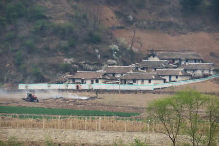 北朝鮮の集落＝２０日、中国吉林省集安から撮影