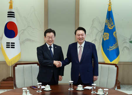 ２９日、ソウルで会談した韓国の尹錫悦大統領（右）と最大野党「共に民主党」の李在明代表（ＥＰＡ時事）