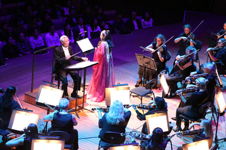 ２９日、オーストラリア・シドニーのオペラハウスでの公演で指揮する向山精二さん（中央左）（主催者提供）