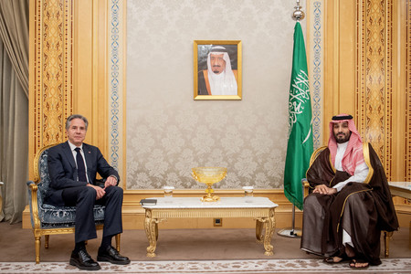 ２９日、リヤドで会談するブリンケン米国務長官（左）とサウジアラビアのムハンマド皇太子（国営サウジ通信配信）（ＡＦＰ時事）