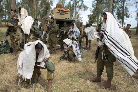 訓練中に祈りをささげるイスラエル軍の「ネツァ・イェフダ大隊」＝２０１４年５月、占領地ゴラン高原（ＡＦＰ時事）