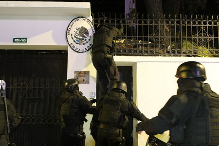 メキシコ大使館に突入するエクアドル警察の特殊部隊＝５日、キト（ＡＦＰ時事）