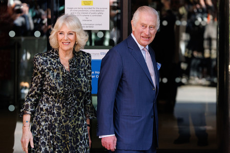 ３０日、ロンドンのがん治療センターを訪れたチャールズ英国王（右）とカミラ王妃（ＥＰＡ時事）