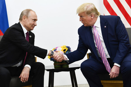 ロシアのプーチン大統領（左）とトランプ米大統領（当時）＝２０１９年６月、大阪（ＡＦＰ時事）