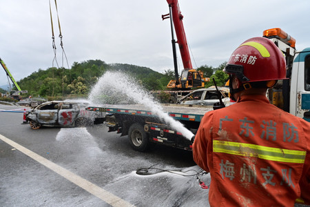 １日、崩落事故があった中国南部・広東省梅州市の高速道路で活動する消防士（ＥＰＡ時事）