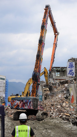 クレーン車で解体されるホテル＝４月２８日、台湾東部花蓮市