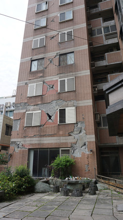 解体か耐震補強が必要と判定されたマンション＝４月２８日、台湾東部花蓮市