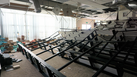 被災した東華大学の図書館＝４月２８日、台湾東部・花蓮県