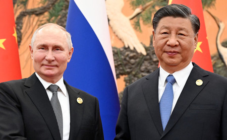 ロシアのプーチン大統領（左）と中国の習近平国家主席＝２０２３年１０月、北京（ＡＦＰ時事）