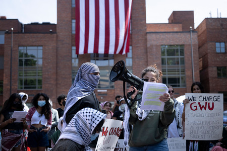 ３日、ワシントンのジョージ・ワシントン大で行われた反イスラエルデモ（ＡＦＰ時事）
