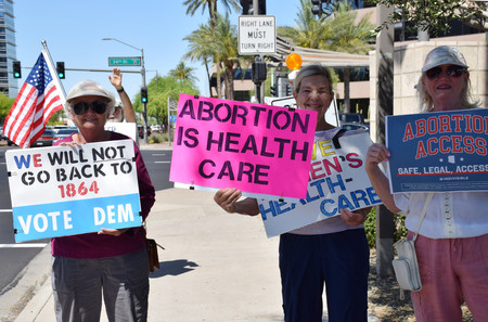 中絶の権利保護を訴え、民主党への投票を呼び掛ける有権者＝４月２３日、米西部アリゾナ州フェニックス