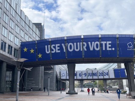 欧州議会選挙への投票を呼び掛ける看板＝４月２７日、ブリュッセル