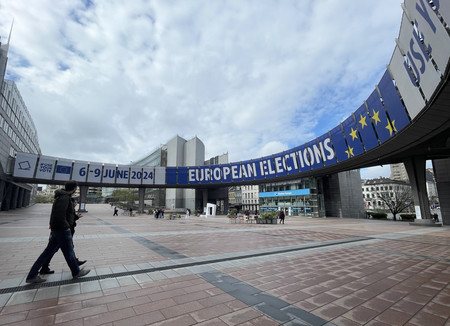 欧州連合（ＥＵ）欧州議会庁舎に掲げられた投票を呼び掛ける看板＝４月２７日、ブリュッセル