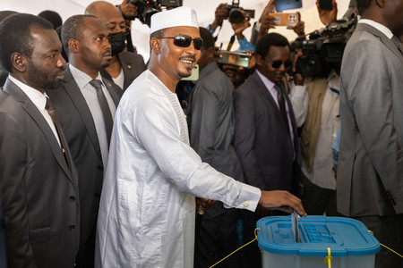 ６日、チャドの首都ヌジャメナで大統領選の票を投じるマハマト・デビ暫定大統領（ＥＰＡ時事）