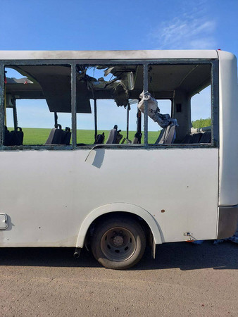 ロシア西部ベルゴロド州で攻撃を受けたバス＝地元知事の６日投稿の「テレグラム」より（ＡＦＰ時事）