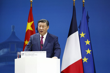 ６日、パリで行われた企業家会合で演説する中国の習近平国家主席（ＡＦＰ時事）