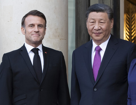 フランスのマクロン大統領（左）と中国の習近平国家主席＝６日、パリ（ＥＰＡ時事）