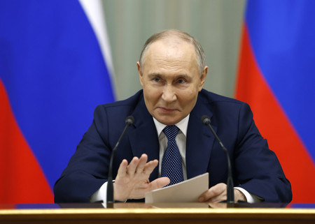 ６日、モスクワで開かれた政権幹部との会合に出席したロシアのプーチン大統領（ＥＰＡ時事）