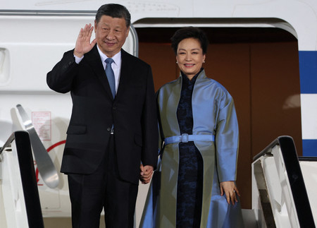 ７日、ベオグラードの空港に到着した中国の習近平国家主席（左）と彭麗媛夫人（ロイター時事）