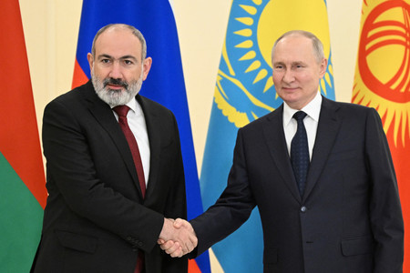 アルメニアのパシニャン首相（左）とロシアのプーチン大統領＝２０２３年１２月、ロシア北西部サンクトペテルブルク（ＡＦＰ時事）
