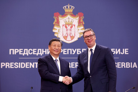 ８日、ベオグラードで握手する中国の習近平国家主席（左）とセルビアのブチッチ大統領（ＥＰＡ時事）