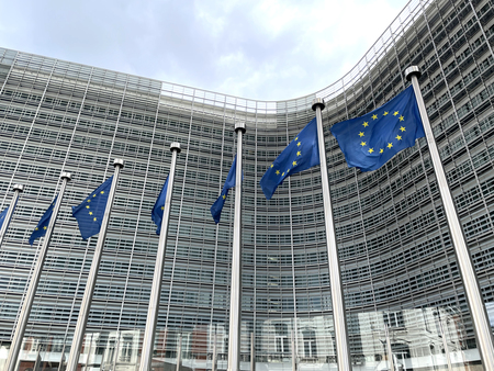 欧州旗が掲げられた欧州連合（ＥＵ）欧州委員会の本部ビル＝４月１０日、ベルギー・ブリュッセル