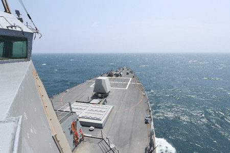 ８日、台湾海峡を通過する米海軍のミサイル駆逐艦「ハルゼー」（米海軍提供）（ＡＦＰ時事）