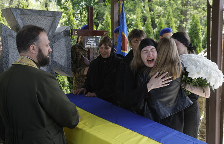 戦死したウクライナ兵士の葬儀に集まった遺族ら＝７日、キーウ（ＥＰＡ時事）