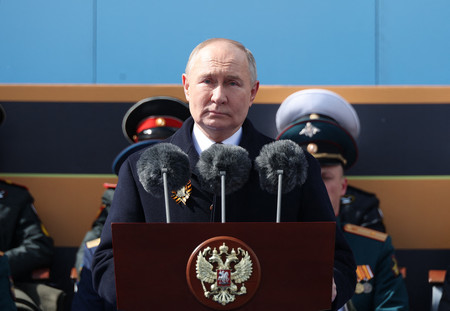 ９日、モスクワ「赤の広場」で演説するロシアのプーチン大統領（ＡＦＰ時事）