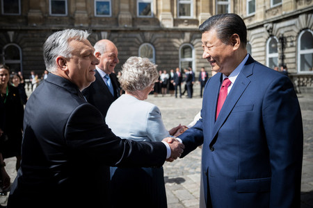 ９日、ブダペストで握手を交わす中国の習近平国家主席（右）とハンガリーのオルバン首相（ＡＦＰ時事）