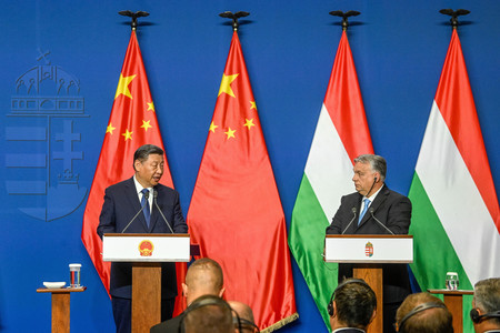 ９日、ブダペストで共同記者発表に臨むハンガリーのオルバン首相（右）と中国の習近平国家主席（ＥＰＡ時事）