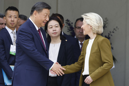 握手する中国の習近平国家主席（左）と欧州連合（ＥＵ）のフォンデアライエン欧州委員長＝６日、パリ（ＡＦＰ時事）