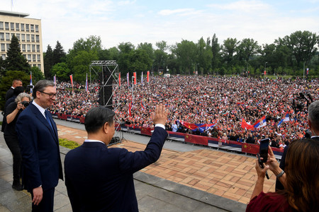 ベオグラードのセルビア政府庁舎前で歓迎を受ける中国の習近平国家主席（手前）＝８日、セルビア大統領府提供（ＡＦＰ時事）