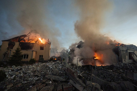 １０日、ウクライナ北東部ハリコフで、ロシア軍のミサイル攻撃を受けた建物（ＥＰＡ時事）