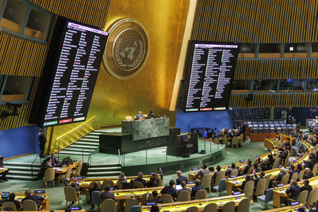 １０日、ニューヨークの国連本部で、パレスチナの国連加盟を支持する総会決議を採択する緊急特別会合（ＥＰＡ時事）