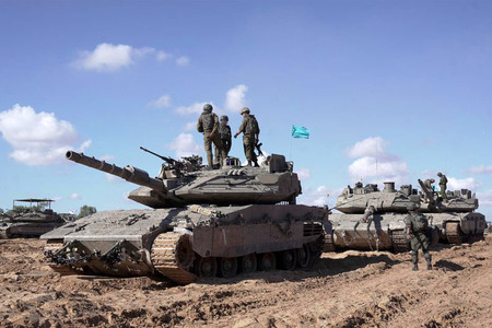 パレスチナ自治区ガザの最南部ラファに展開するイスラエル軍の戦車部隊（同軍が１０日公開）（ＡＦＰ時事）