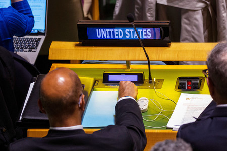 １０日、ニューヨークの国連本部で、パレスチナは加盟資格を満たしていると認める総会決議の採決に臨むウッド米国連代理大使（ロイター時事）
