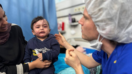 赤十字国際委員会（ＩＣＲＣ）が支援する病院に運ばれてきた子供の患者＝３月、パレスチナ自治区ガザ南部ハンユニス（ＩＣＲＣ提供）
