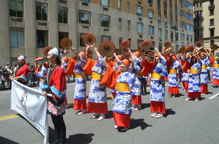 １１日、ニューヨークで開かれたジャパンパレードで花笠音頭を披露する参加者