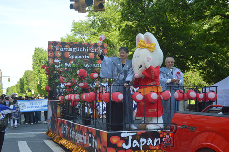 ジャパンパレードに参加する山口市の伊藤和貴市長（中央）＝１１日、ニューヨーク